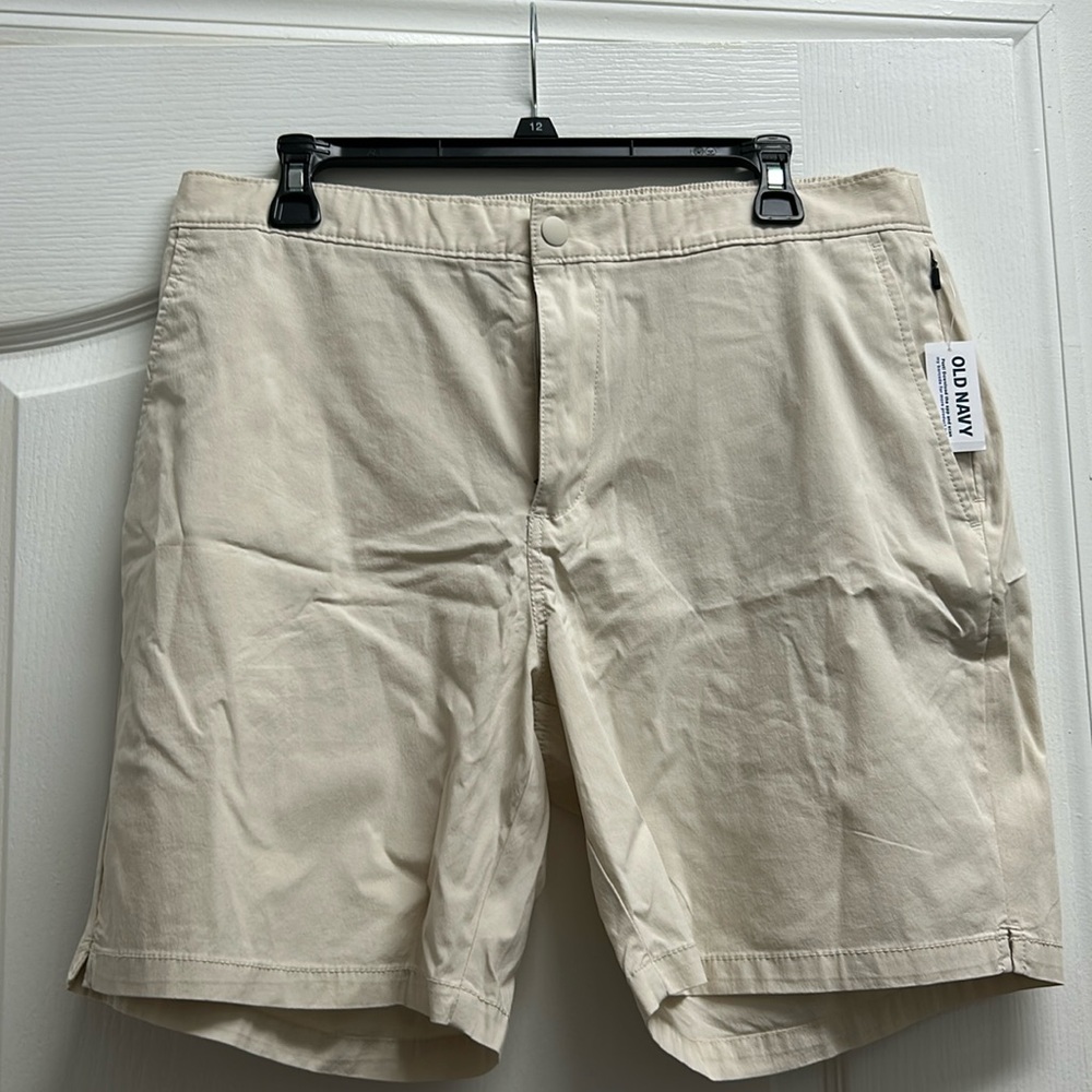 Old Navy Men’s Shorts size L Cream